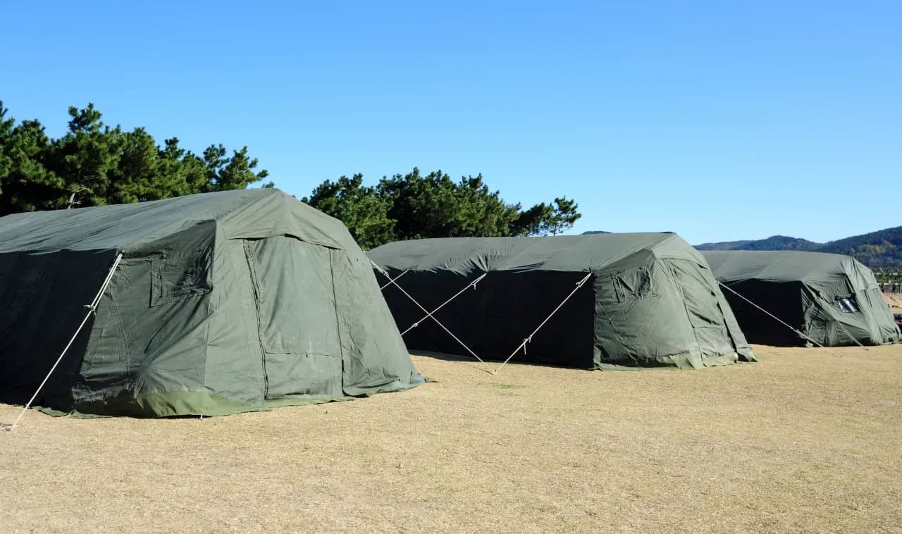 Robuste Bodenplatten für Militärzelte kaufen