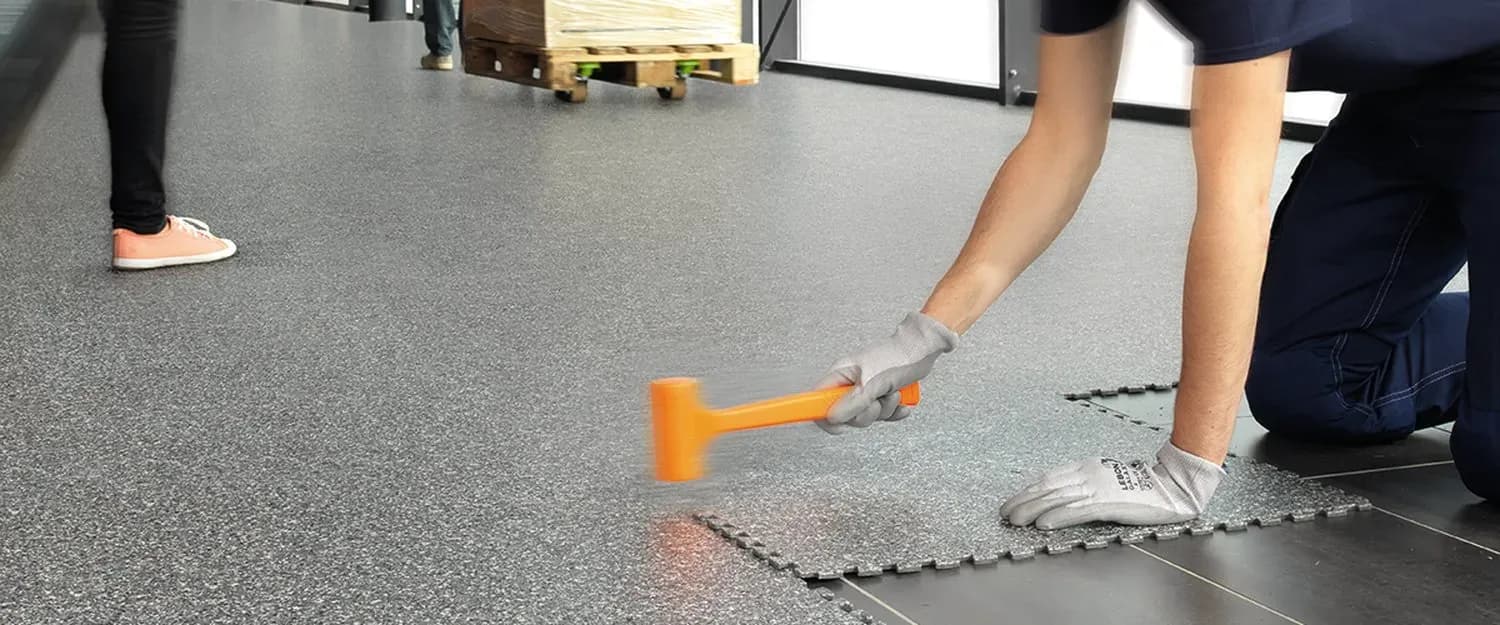 PVC-Bodenplatten für Kfz-Werkstatt